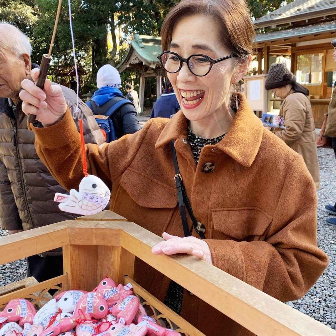 海下真夕さんのインスタグラム写真 - (海下真夕Instagram)「. あい鯛💛❤️ 可愛いおみくじ🥰  仕事でも人付き合いでもなんでも、縁。 良縁を願って☺️🙏 と、釣ったのはいいのだが、 完全に恋みくじだったと知る😅  赤い鯛の一年安鯛の方だったかな？？ . . . #恋みくじ #あい鯛 #あい鯛みくじ #川越氷川神社 #縁結びの神様  #フォトジェニック」12月16日 20時56分 - kaigeworld