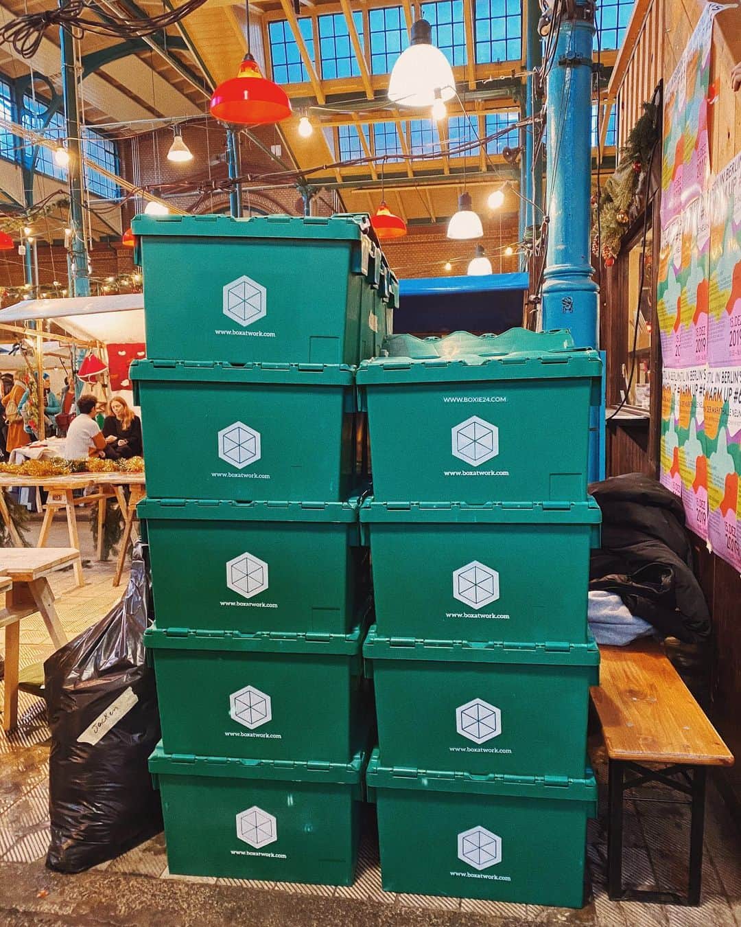 STIL IN BERLINのインスタグラム：「Wow, yesterday’s #stilinberlinwarmup was so amazing! We collected over 780 pieces of clothing, 113 pairs of shoes, 38 tents and sleeping bags, and over 120 euro!! We filled 50 boxes that our logistics partner @boxatwork will deliver to @moabithilft.ev today to distribute in Berlin and beyond. Check stilinberlin.de to see if your lottery ticket won! (But you’ll also get an email later today if you did) #stilinberlin」