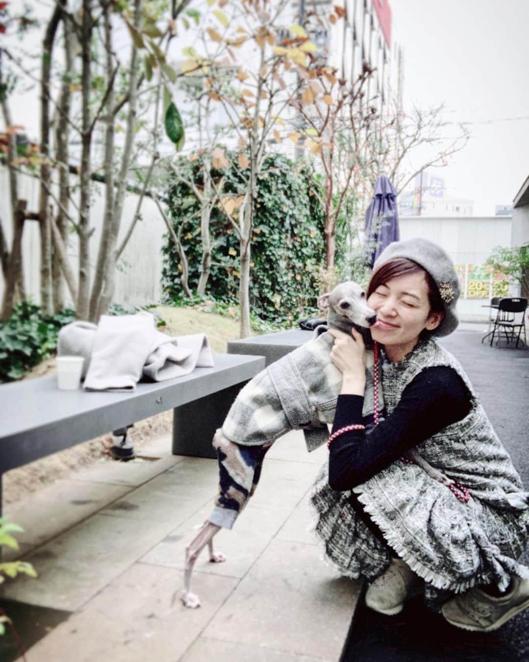 のインスタグラム：「* ******** Today's secret meeting between us🤫 * 恒例の密談ショット📷 今回はハウルからの圧が強めです🤣 さてさて。 先週末は母が大分へ来ていて、現在母ロスな私。 簡単に会える距離ではなくなってから、親のありがたみを痛感しています。そんな母が横浜から持ってきたスーツケースは、私へのお土産とハウルの洋服で一杯でした😂💓 はぁ〜また早く会いたいな。 * ******** #イタグレ#イタリアングレーハウンド#italiangreyhound#dogstagram#イタグレとの暮らし#iggysofinstagram#iggygram #iggylove#iggylife#犬のいる暮らし#イタグレ服#iggysoftheworld #iggysofinstagram #dogsofig #dogsofinstagram #プチプラコーデ #犬好きな人と繋がりたい#オシャレさんと繋がりたい#犬服ハンドメイド#リンクコーデ#おんせん県おおいた」