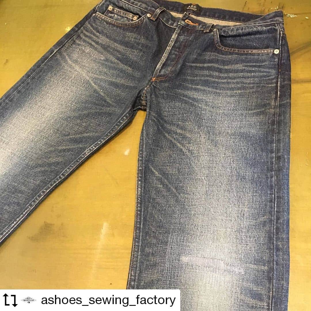 select shop「ASHOES」 SHOP STAFFのインスタグラム：「#Repost @ashoes_sewing_factory Made by @Image.Downloader · · · · もも上とひざ部分の穴ふさぎと補強のリペア。  生地目を整えるのと馴染む糸色選びに気をつけつつ穴ふさぎのリペアをしています。  お気軽に ご相談ください。 −−−−−−−−−−− ジーンズをカッティングから丸縫いもしています。  シルエットの別注も可能です。 −−−−−−−−−−− #デニムリペア #ジーンズ修理 #デニム修理 #サイズ変更 #幅出し #handmade #ハンドメイド #ashoes #亜洲'S #さいたま #大宮 #デニム #ジーンズ #裾上げ #チェーンステッチ #お直し #リペア #穴埋め #タタキ #singersewing #Unionspecial #sewing #sewingmachine #ミシン #シンガーミシン #ユニオンスペシャル #jukI #unionspecial43200g」
