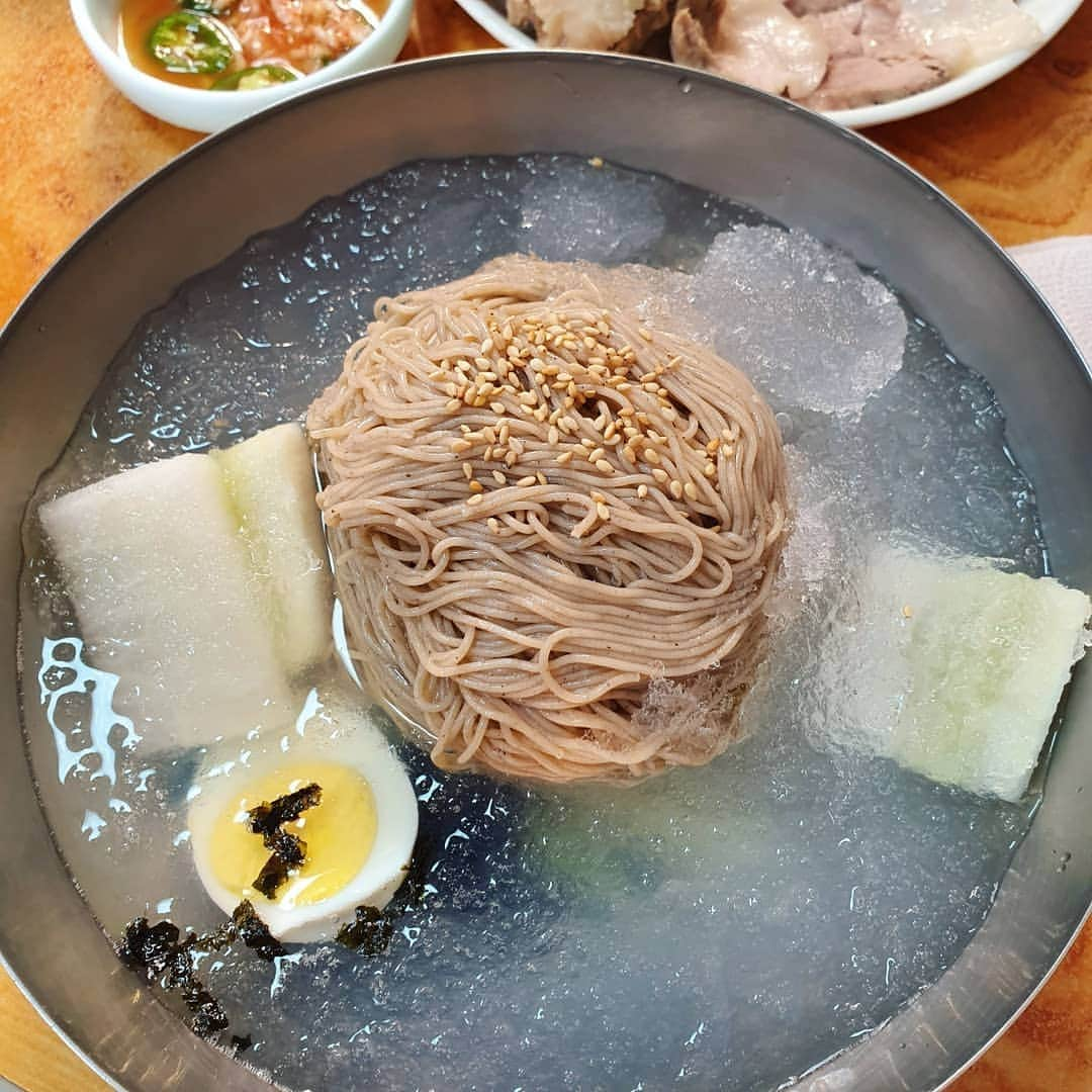 イ・シヨンさんのインスタグラム写真 - (イ・シヨンInstagram)「내사랑 고성막국수 메밀100프로🍜 그리고 입에서 녹는 수육💗 겨울이라도 포기할수없지!🤣😝🤭」12月16日 21時04分 - leesiyoung38