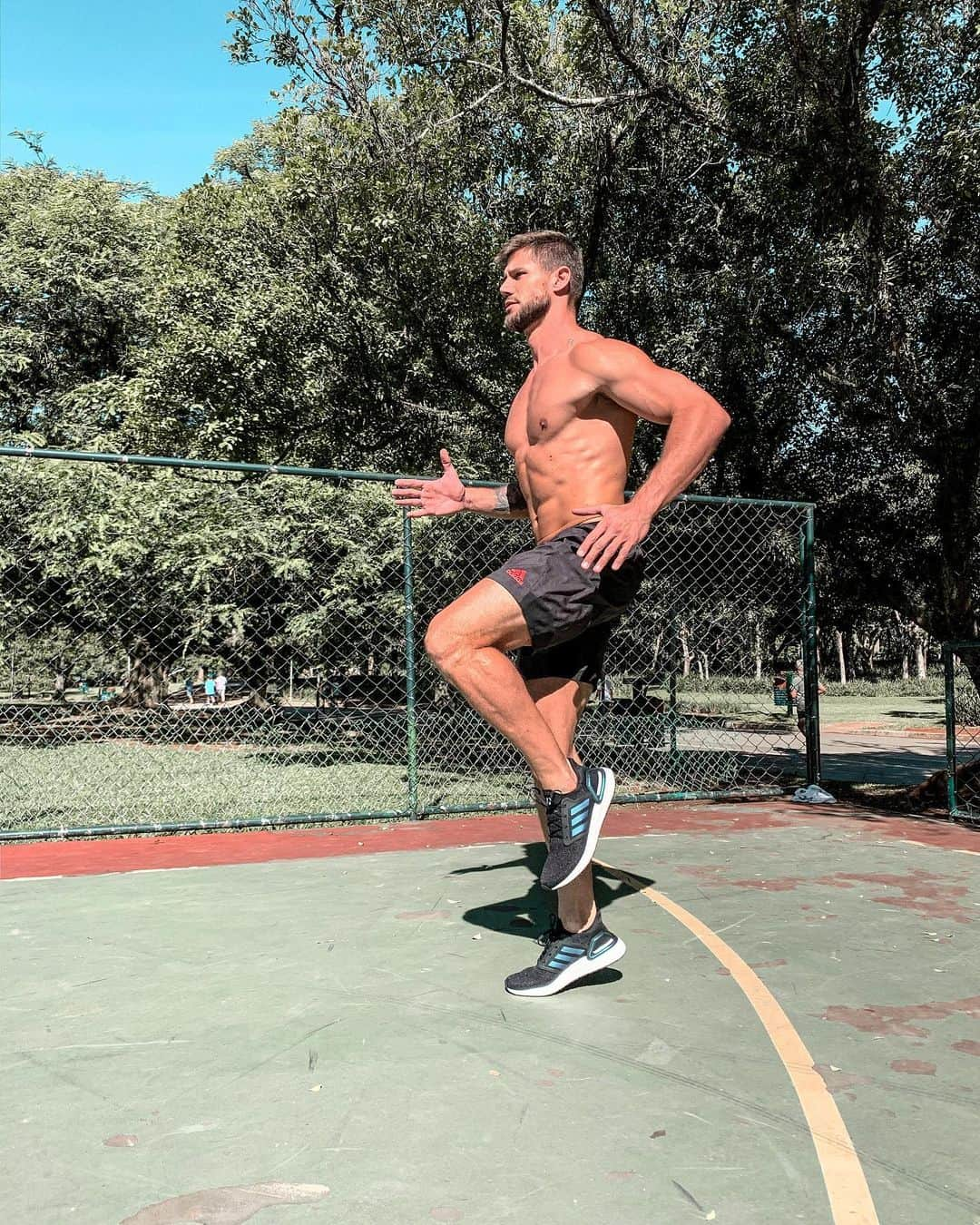 Jonas Sulzbachさんのインスタグラム写真 - (Jonas SulzbachInstagram)「Voando baixo com esse baita lançamento da @adidasbrasil 🏃🏼‍♂️💨. Esse #Ultraboost 20 tá incrível!!! Arraste para o lado e curta ae 🤘🏼#CriadoComAdidas」12月16日 21時08分 - jonassulzbach