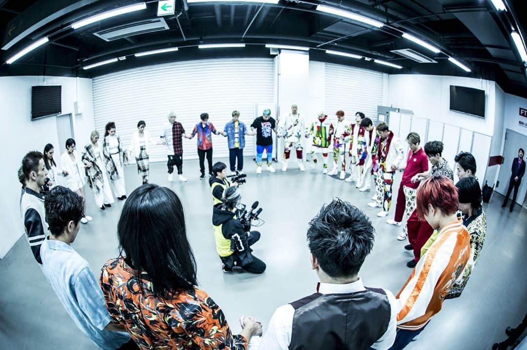 佐野玲於さんのインスタグラム写真 - (佐野玲於Instagram)「GENERATIONS LIVE TOUR 2019 "少年クロニクル"  5大ドーム全12公演 完走しました。  全国の45万人の皆様、 全国の映画館ライヴビューイング WOWOW、LDHTVで ご覧になってくださった皆様 本当にありがとうございました🙇🏻‍♂ 一先ず、撃沈しています。  ラーメンは 意地で食べに行きました。  HIROさんから 生まれ年のワインも いただきました🍷  #GENERATIONS #少年クロニクル #田名網敬一 #keiichitanaami  #2019」12月16日 21時08分 - reo_sano_official_acc