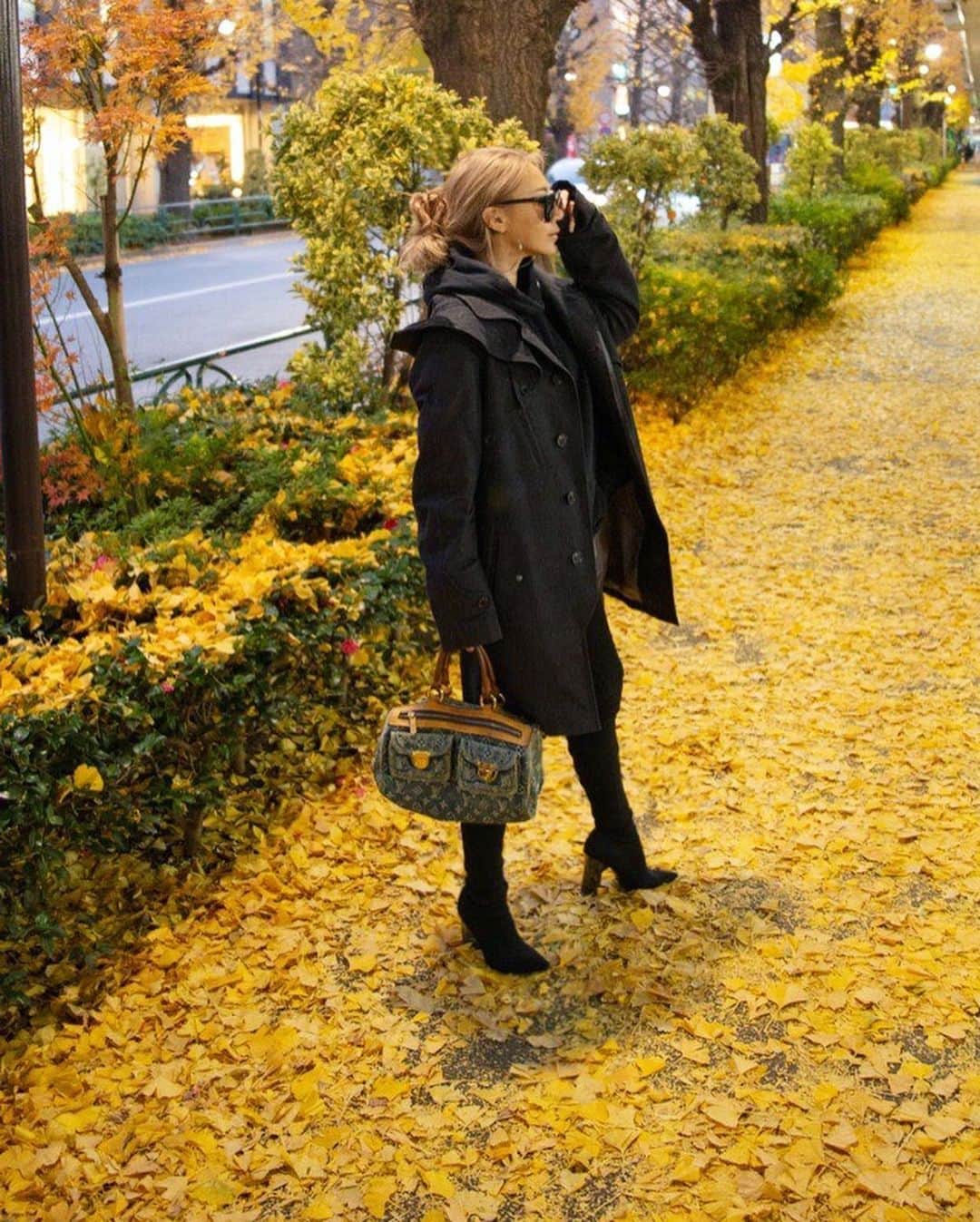 MARISさんのインスタグラム写真 - (MARISInstagram)「Yellow leaves are so pretty 👏😳 Wow wow Tokyo has been changed a lot and still changing 😳We are lucky to live like this😚 Can’t wait #2020 💖  イチョウの落ち葉がカーペットみたい🥰 今日の私服💁🏼‍♀️ #ootd #ootdfashion  来年日本にいたら紅葉見に🍁京都行こう❤︎ #ootd #fashion #ootdfashion #私服」12月16日 21時08分 - marristea