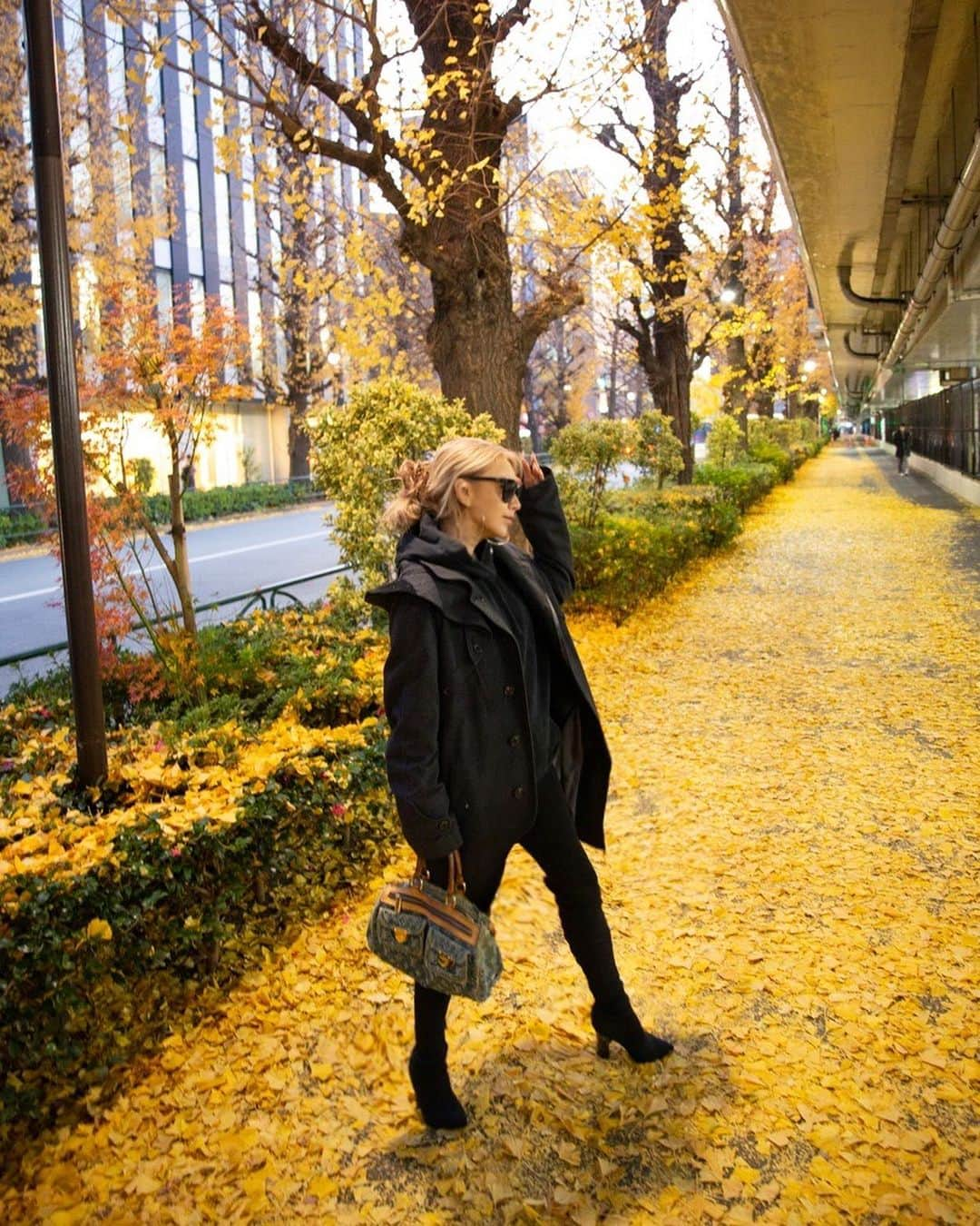 MARISさんのインスタグラム写真 - (MARISInstagram)「Yellow leaves are so pretty 👏😳 Wow wow Tokyo has been changed a lot and still changing 😳We are lucky to live like this😚 Can’t wait #2020 💖  イチョウの落ち葉がカーペットみたい🥰 今日の私服💁🏼‍♀️ #ootd #ootdfashion  来年日本にいたら紅葉見に🍁京都行こう❤︎ #ootd #fashion #ootdfashion #私服」12月16日 21時08分 - marristea