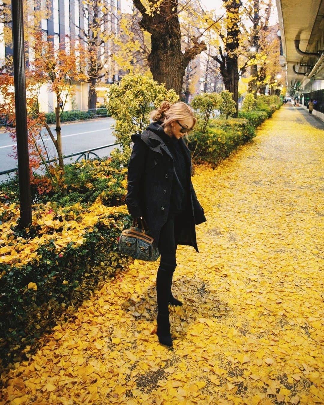 MARISのインスタグラム：「Yellow leaves are so pretty 👏😳 Wow wow Tokyo has been changed a lot and still changing 😳We are lucky to live like this😚 Can’t wait #2020 💖  イチョウの落ち葉がカーペットみたい🥰 今日の私服💁🏼‍♀️ #ootd #ootdfashion  来年日本にいたら紅葉見に🍁京都行こう❤︎ #ootd #fashion #ootdfashion #私服」
