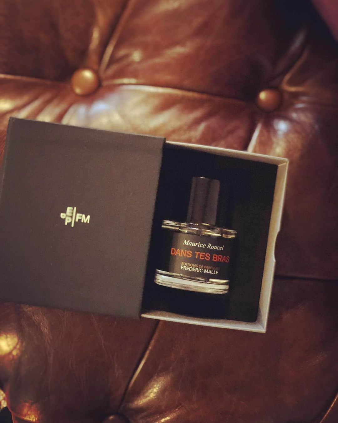 神崎恵さんのインスタグラム写真 - (神崎恵Instagram)「新しく迎えた香りのひとつ。 FREDERIC  MALLE の"DANS TES BRAS" 最後に残った気になる3つの香りの中から、気分にぴたりと寄り添ってくれたこの香りを選びました。 フローラルともアンバーとも言えないこの曖昧で絶妙な香り。 ちょっぴり難しいけれど、クセになる。 つい選んでしまうスキンセント。 寒〜い夜にパートナーのももとももの間に自分のあしを挟み入れたときのあの温もりのような。 親密な間にある、こもった温もり。 なんとも言えないひと肌のあたたかさを感じさせる香り。 この香りをお願いしたときに、お店の方が 「DANS TES BRAS 、腕の中へ、という香りなんですよ」と教えてくださって。 「やっぱりこの香りで正解だった！」と思った😌✨ #新しい香り #fredericmalle  #danstesbras」12月16日 21時08分 - megumi_kanzaki