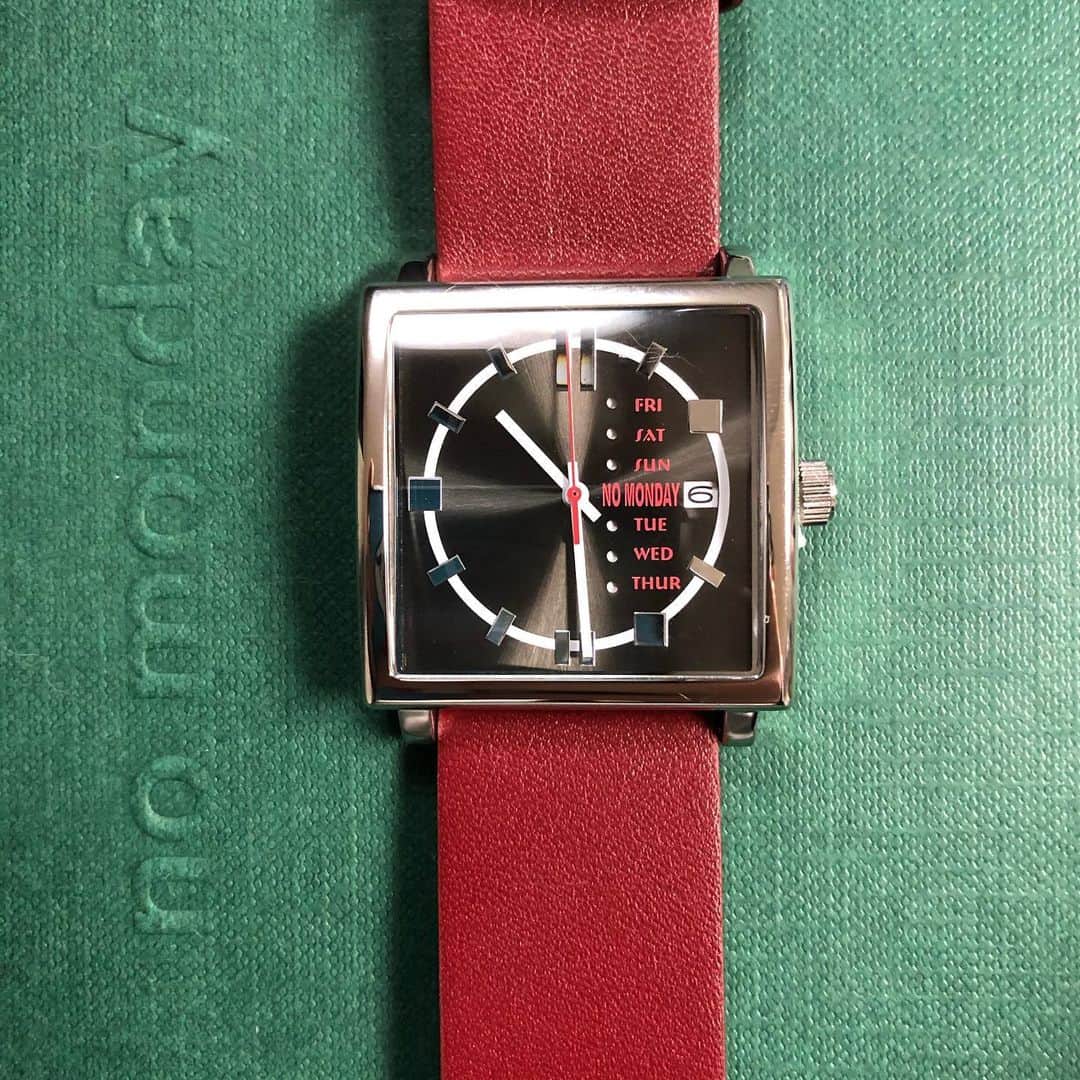 Sagiri Kitayamaさんのインスタグラム写真 - (Sagiri KitayamaInstagram)「うっとりアルちゃん😌💕(2つ目は動画です)  個性的でスタイリッシュなデザインがとっても素敵な @nomonday_jp の腕時計⌚✨ 大きなスクエア型の黒い文字盤に赤いベルトが凄くカッコいいんです🥰(文字盤はなんと3.5cm × 3.5cm 、ベルトはなんと2.4cm‼️) 防寒でもっさりしがちな冬のコーデですが、腕時計 ひとつでオシャレな人っぽくなれるかな😄👍✨ 他にも素敵な腕時計が沢山あるのでチェックしてみて下さいね🌟  クーポンご使用で 10%OFFになります🌟 10%offクーポンコード➡【 rerer1210 】  #ノーマンデー #nomonday #腕時計  #手元倶楽部 #アルテイシア #ラグドール #ragdoll #ragdollcat #ノルウェージャンフォレストキャット #ノルウェージャン #norwegianforestcat #norwegian #neko #ねこ #ねこ部 #ネコ #猫 #cat #cats #catlover #catstagram #catsofinstagram #instacat #kitty」12月16日 21時18分 - rererurerurela
