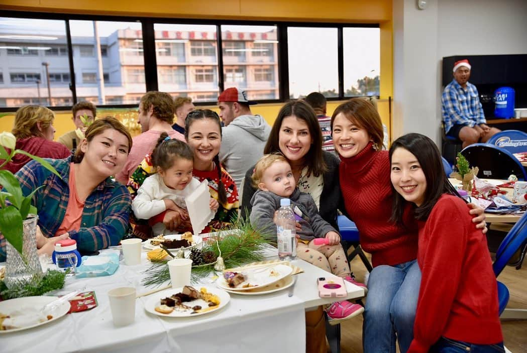 エリナ シルカさんのインスタグラム写真 - (エリナ シルカInstagram)「Arcs Family Christmas 🎄  NTTコミュニケーションズのクリスマスパーティー！ みんなで料理を持ち合わせて、プレゼント交換して、ちびっ子達もお友達と遊べてとっても楽しかった〜😆🎅 シャイニングアークスの仲間に入ってからまだ1年目、素敵なファミリーに出会えて山田家は幸せ者です🥰」12月16日 21時12分 - laura_elina_ymd