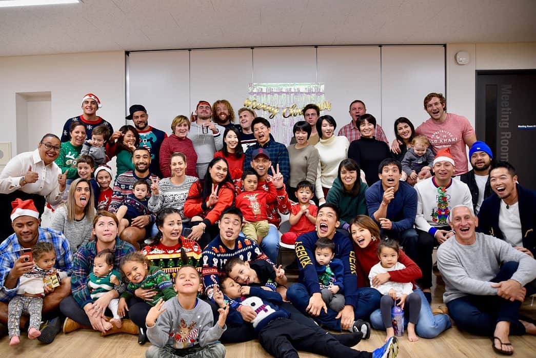 エリナ シルカのインスタグラム：「Arcs Family Christmas 🎄  NTTコミュニケーションズのクリスマスパーティー！ みんなで料理を持ち合わせて、プレゼント交換して、ちびっ子達もお友達と遊べてとっても楽しかった〜😆🎅 シャイニングアークスの仲間に入ってからまだ1年目、素敵なファミリーに出会えて山田家は幸せ者です🥰」