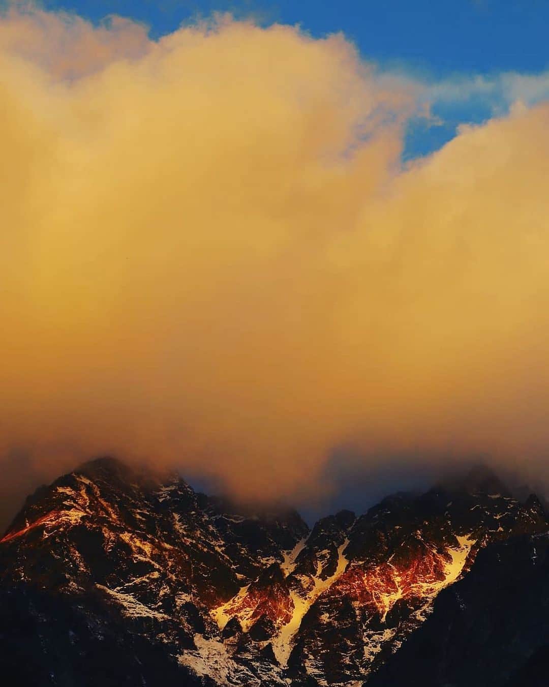 ?長野県 観光 公式インスタグラム さんのインスタグラム写真 - (?長野県 観光 公式インスタグラム Instagram)「//﻿ Photo by @furuyan326﻿ ﻿ Morgenrot (Dawn) at Mt. Hotaka﻿ (Matsumoto City)﻿ ﻿ In the early morning just before the dawn, the clouds and mountains are dyed in red and orange. ﻿ ﻿ The ever-changing beauty of the mountains will have you looking back at them again and again. ﻿ ﻿ ============﻿ ﻿ 赤く染まる朝﻿ 「穂高岳のモルゲンロート」﻿ ＠松本市﻿ ﻿ 夜が明けきらない早朝﻿ 日の出とともに山脈や雲が赤く染まる﻿ 朝焼け（モルゲンロート）を﻿ 見ることができます🌄﻿ ﻿ 日の出とともに表情を変えてゆく美しい姿は﻿ いつまでも見て居たくなる風景です🍃﻿ ﻿ ＿＿＿＿＿＿＿＿＿﻿ ﻿ 🍃インスタアワード作品募集中🍃﻿ 応募期間12/13～2/26﻿ 詳しくはプロフィールのリンクからご覧ください﻿ ﻿ @nagano_japan をフォローして﻿ 応募期間(12/13～2/26)内に ﻿ 長野県内で撮った写真に﻿ #長野の雪遊び﻿ を付けて投稿するだけ✨﻿ ﻿ ＿＿＿＿＿＿＿＿＿﻿ ﻿ Location /Matsumoto City, Nagano, Japan ﻿ ﻿ #長野のいいところ #穂高岳 #松本市 #山の信州﻿ ﻿」12月16日 21時13分 - nagano_japan