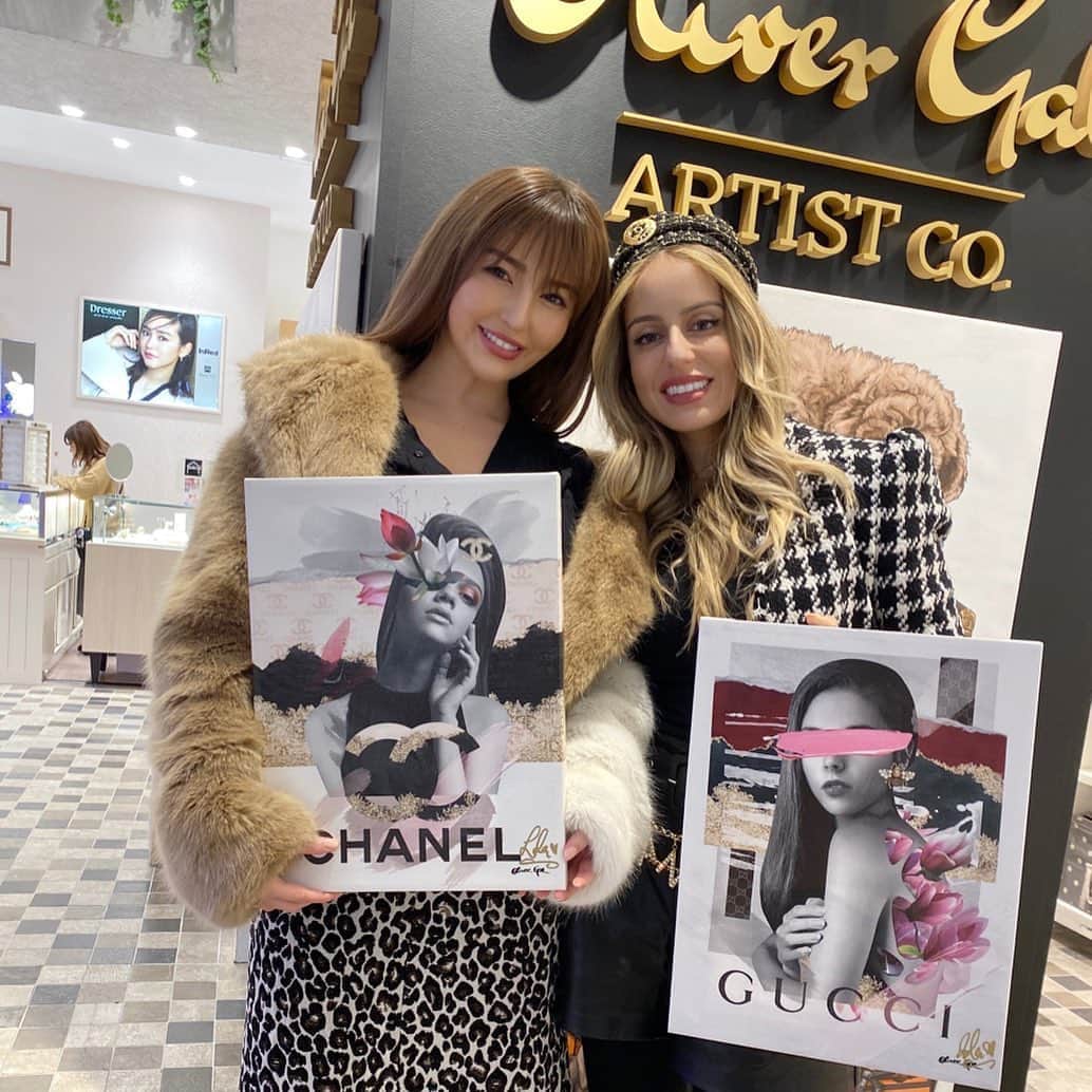 スミス楓のインスタグラム：「新宿マルイ本館でイベントをやっていたので @sanchezlola に会いに行ってきたよ♡﻿ とってもキュートでお人形さんみたいなロラ👩🏼🎨💘﻿ ﻿ どれも可愛くて全部欲しくなっちゃたけど…﻿ めちゃめちゃ迷ってこの2つに決めたよ♡ ﻿ ﻿ どのアートも本当に衝撃的な可愛さ🧚🏻‍♀️✨💎﻿ ﻿ 次の来日でまた会えるのたのしみにしてる♡﻿ thank you !! @sanchezlola 🙏💕」
