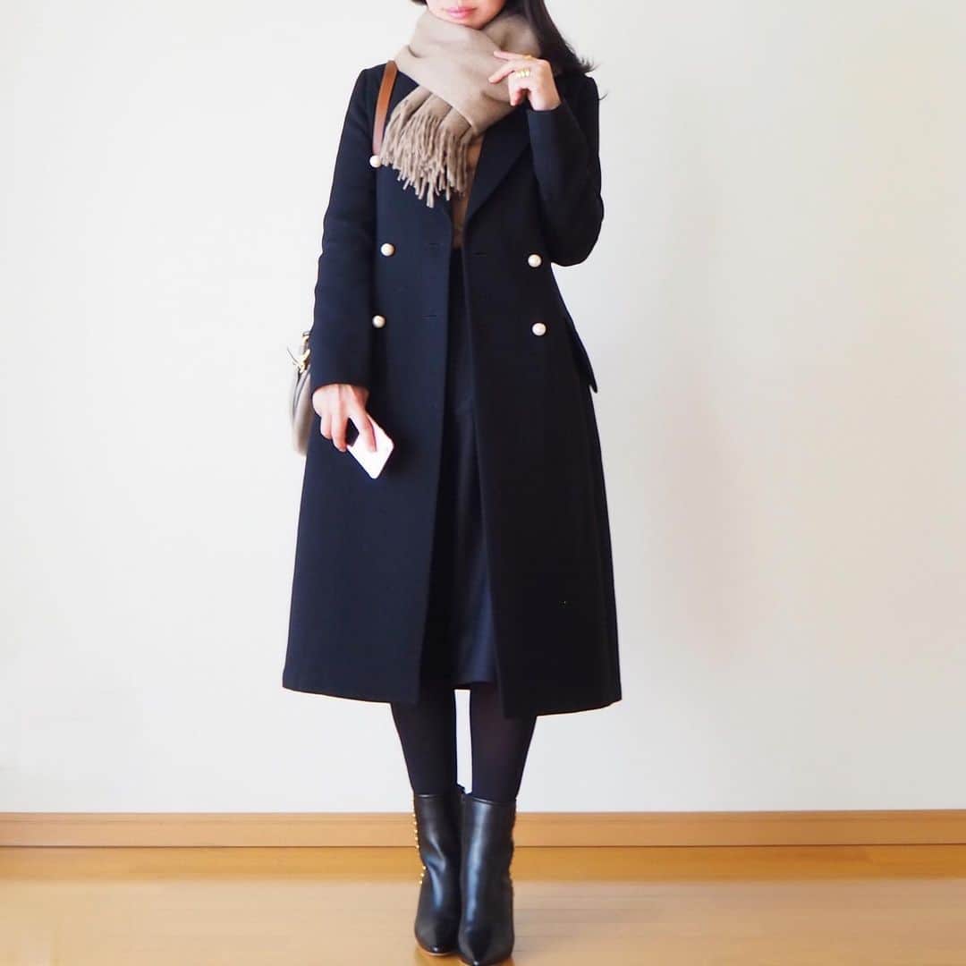 hanaのインスタグラム：「outfit❄️ * camel×black☺︎ * おっきなパールボタンがかわいいのです。 お気に入りの美術館の会員に。 365日通いたい… むりだけど笑 * #madisonblue #zara #thereracs #beggandco #pellico #chloe」