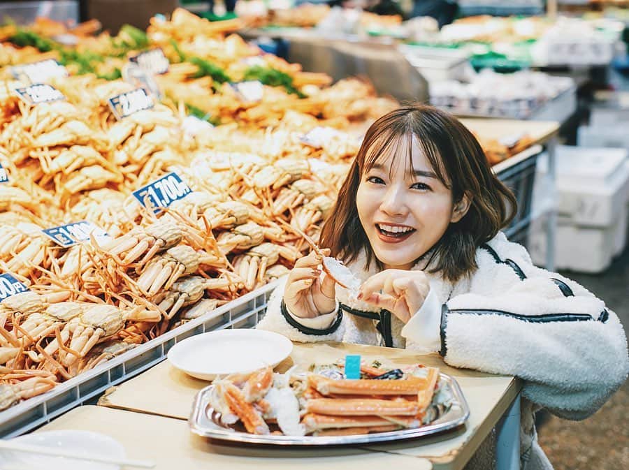 猪鼻ちひろのインスタグラム：「🦀💯 至福の北陸かに巡りの旅に行ってきたときの記事が @icotto_officialのサイトで公開されました！ きっと人生で最も蟹を食べた贅沢な三日間。 思い出すだけでお腹が空くようなハッピーな旅でした。 出会ったひともとっても暖かかったなぁー☺️﻿ ﻿ かにを食べに北陸旅、またしたい🦀﻿❣️ ﻿#しばさき#にも#癒される#ありがとう #ちひろトリップ#美味なる北陸﻿#かにを食べに北陸へ﻿#かに﻿#かに解禁﻿#北陸﻿#富山県﻿#石川県﻿#福井県﻿#kani#promotion#hokuriku#trip」