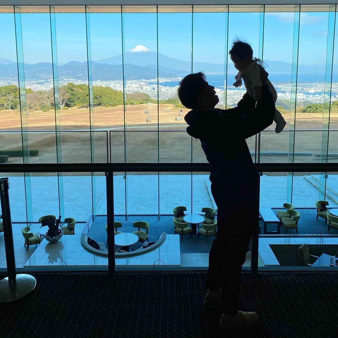 姫野れみのインスタグラム：「雲一つない晴天で 富士山もくっきり見れたので一緒に🗻♩♩ 毎年富士山に雪が積もってくると もう1年終わるのかぁ🤔ってなります、笑 小さい頃から当たり前のように見ている景色だけど 毎日この富士山が見れるって幸せなことですね♡♡ ・ #パパと娘 #富士山 #家族写真 #写真」