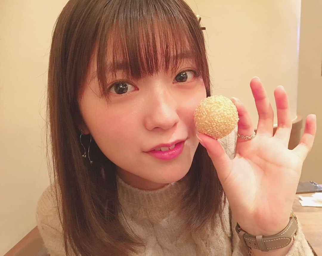 工藤美桜さんのインスタグラム写真 - (工藤美桜Instagram)「ごま団子とみお #おいしいねぇ ⠀ #今日いっぱい食べた ⠀ #パワーチャージ ⠀ #明日からまたがんばれる ⠀ #にこにこ ⠀ #幸 ⠀」12月16日 21時25分 - mmio_kudo