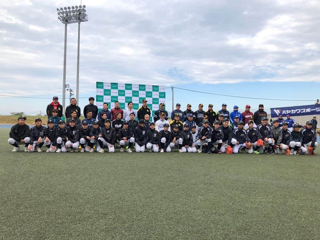田中輝和さんのインスタグラム写真 - (田中輝和Instagram)「今年も熊本復興支援野球・サッカー教室のサッカーの代表として2年連続やらしていただきました。 今年もオファーを受けてくれた現役・OBの選手ありがとうございました🙇‍♂️ 現役の野球選手達とサッカー選手を融合する教室を作ってくれた野球の元ソフトバンク松本輝さん、斉藤和巳さんには本当に感謝しております⭐️ ただこのイベントが成功したのはボランティアで動いて下さった熊本の森山さん、藤吉さん、大久保さんのお陰です。本当にありがとうございました😊 また来年もこの素晴らしいイベントに参加できる事を願っております‼️ サッカー仲間達に会えて本当に幸せでした⚽️ #熊本#益城町#サッカー選手#野球選手#素晴らしいイベント」12月16日 21時36分 - teru714