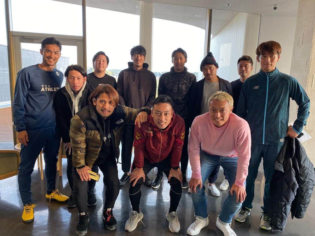 田中輝和さんのインスタグラム写真 - (田中輝和Instagram)「今年も熊本復興支援野球・サッカー教室のサッカーの代表として2年連続やらしていただきました。 今年もオファーを受けてくれた現役・OBの選手ありがとうございました🙇‍♂️ 現役の野球選手達とサッカー選手を融合する教室を作ってくれた野球の元ソフトバンク松本輝さん、斉藤和巳さんには本当に感謝しております⭐️ ただこのイベントが成功したのはボランティアで動いて下さった熊本の森山さん、藤吉さん、大久保さんのお陰です。本当にありがとうございました😊 また来年もこの素晴らしいイベントに参加できる事を願っております‼️ サッカー仲間達に会えて本当に幸せでした⚽️ #熊本#益城町#サッカー選手#野球選手#素晴らしいイベント」12月16日 21時36分 - teru714