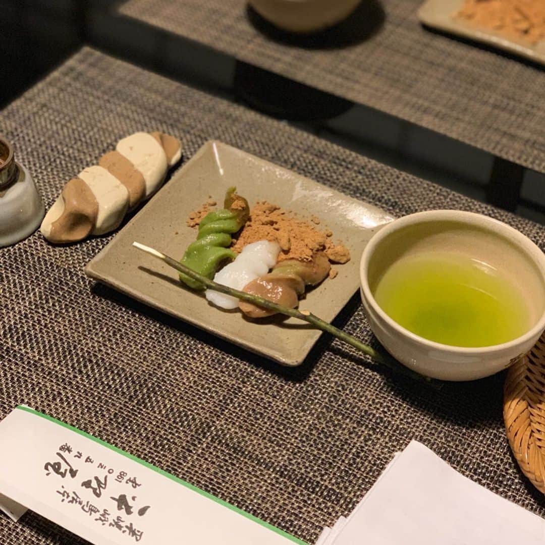 のインスタグラム：「※ Spent a good time with @yukiko_shimakura @yumiko_108  and Mr.Ota✨ . 京都の夜は、ゆっこさん、ゆみちゃん そしてミスターとの楽しい宴✨ . 熊と猪をいただきました🍲 . お野菜に生麩にお豆腐にお餅に。 もちろん丸餅です🙋‍♀️ . いつも本当にお世話になりっぱなしの 3人👫👭✨ . 次回は時代のコスプレしたましょ。笑 . . #平野屋 #鳥居本平野屋 #ぼたん鍋 #熊 #猪 #嵯峨野 #志んこ #kyoto #京都 #ミオログ」