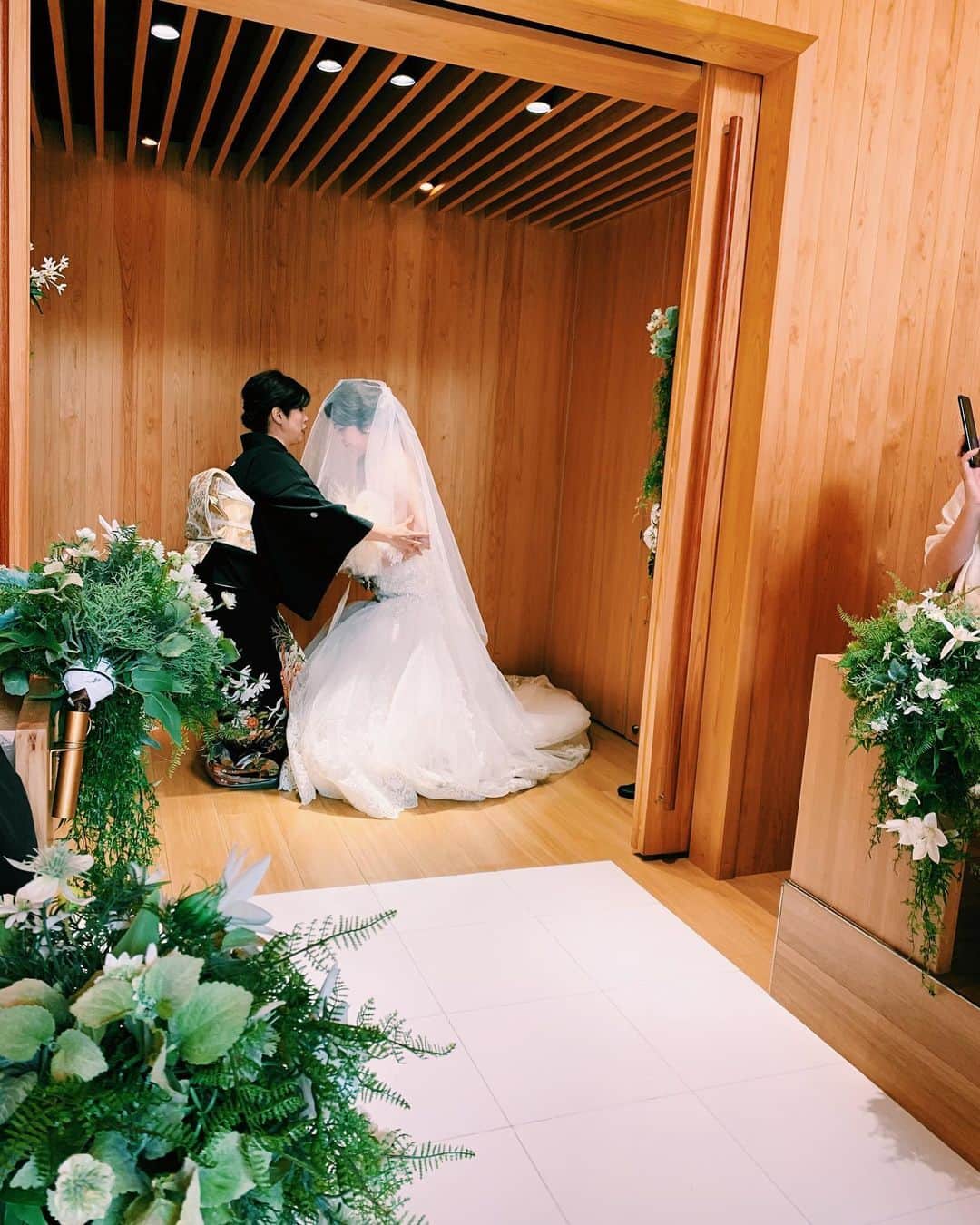 小池真友さんのインスタグラム写真 - (小池真友Instagram)「棟方夫婦の結婚式💒 ほんとにたくさん笑って感動してあーちゃんらしい結婚式だった😭💕 改めて、おめでとう❤︎ 家族全員で参列させてもらえて嬉しかった🤤 お互い中学の同級生と結婚するとは…笑 . . #おめでとう㊗️」12月16日 21時36分 - koikemayu_