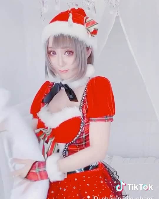 のインスタグラム：「わたしはサンタですか？ 自撮り動画更新しました！ #tiktok #tiktokjapan  https://vt.tiktok.com/8RAgFM/ #instagramjapan #instapic #instalike  #instagram #instagood #cosplay #cosplayer #santa #santaclaus #cos #christmas #christmas2019 #カモミール #カモミールコスプレ  #コスプレ #コスプレイヤー」