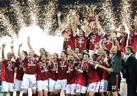 ウルビー・エマヌエルソンのインスタグラム：「Sono onorato di essere nella storia di questo fantastico club,buon compleanno di 120 ,e un grandissimo piacere di  essere uno chi faceva parte di questo club #passion120 #rossonero . . . It’s an honour to be part of the history of this club. Happy 120th bday. It was a pleasure to play for you @acmilan ❤️🖤」
