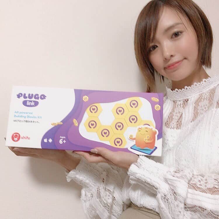 のインスタグラム：「今日はめずらしくママ投稿😁﻿ 子供達に算数とブロックのラーニングキットLink（ @plugocount )をプレゼントしたよ〜😍🌈﻿ ﻿ 英語と日本語で楽しみつつ、空間能力も鍛えられて、楽しいゲームばっかり☺️✊❤️﻿ ﻿ 毎日夢中で、できた！できないー！私がする！俺がするー！って頑張ってて愛おしいです🥺❤️笑﻿ ﻿ 予想通り、2人とも取り合いするほど人気だからもう一つ楽天でポチっちゃおうかな😆笑﻿ ﻿ レベルが、幼稚園前〜11歳とかまで設定できるよ☺️✨✨﻿ ﻿ 幼稚園前の娘と、7歳の息子だと、問題のレベルがやっぱり全然違った😍❤️﻿ ﻿ #ママ #子育て #育児 #知育玩具 #ママガール #mamagirl #iPad #おもちゃ #おしゃれ #プレゼント #インテリア #小学生 #幼稚園 #保育園 #pr #おもちゃ#算数#勉強#英語教育#最先端教育#教育#ママ#先生からオススメ#入学祝い#入園祝い#子供用#学習 #女の子のママ #男の子のママ」
