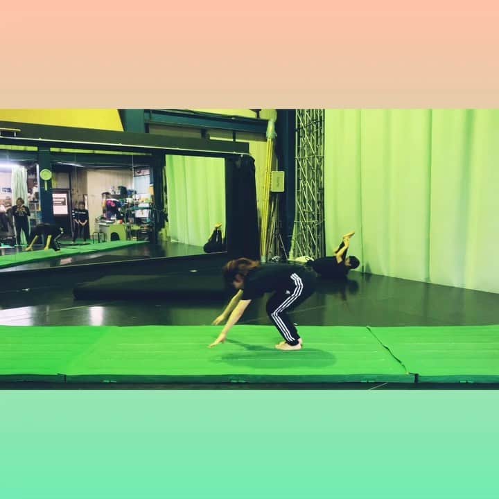 知念紗耶のインスタグラム：「体操でよくやるトレーニング🏃🏿‍♀️ 最終的に原形なくなった🤣 #アクロ　#器械体操」