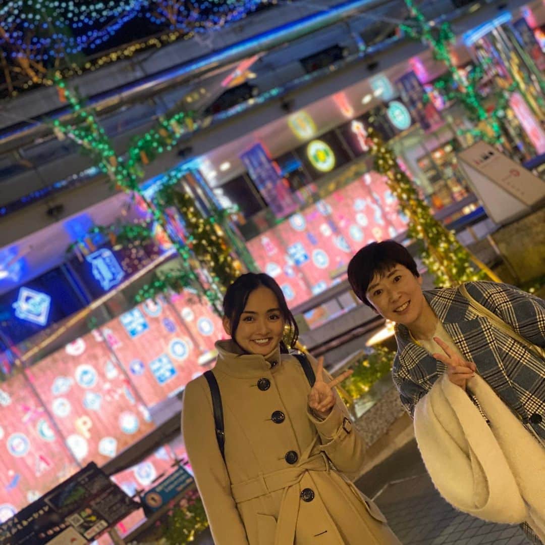朋未のインスタグラム：「大学に行くきっかけをくれた門脇さんと やっとお会いできました。  出会いは海洋堂でFacebookではお友達にしていただいていたけれど 門脇さんの守りたいものの想いの強さに惚れこんで、けれどもなかなか話しかけることもできず(極度の人見知り)時間だけが経ちました。 辛そうなときも一念発起でフランスに留学されているときも大学院に社会人入学されて忙しそうにされているときも、どんなときも、一生懸命にひたむきに人生に向き合っている様子がもうたまらなく好きです。  人生を重ねていく過程で、門脇さんとみなみちゃんと出会うきっかけになった海洋堂に会えて本当によかった😂  門脇さんとみなみちゃん、、、 きっと２人はとっても仲良くなる予感😊」