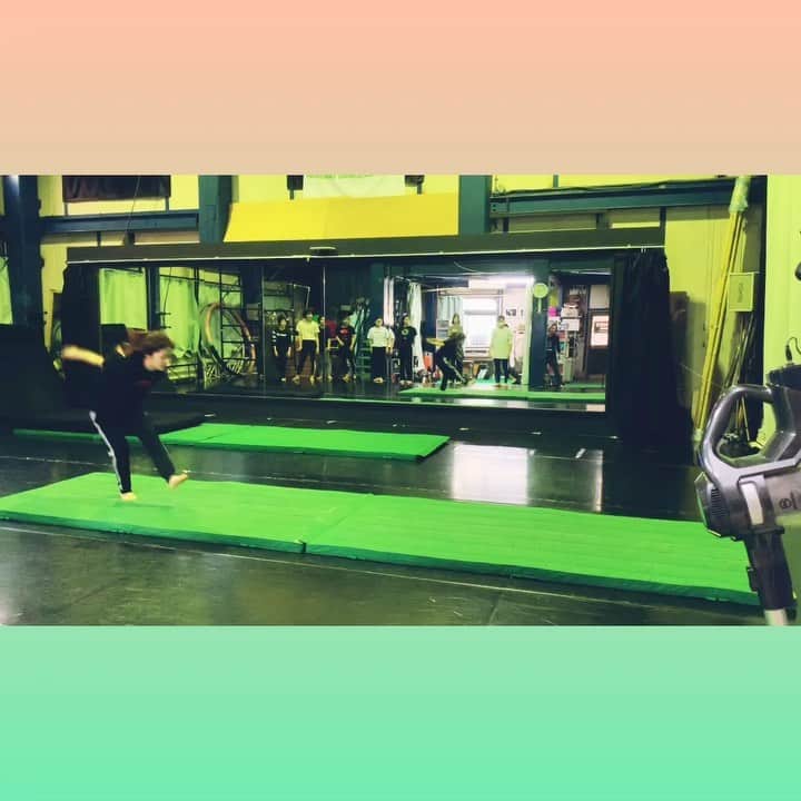 知念紗耶のインスタグラム：「アクロ練Part2。 今日は体への負担が少ない小技の練習🤸‍♀️ #アクロ　#平均台」