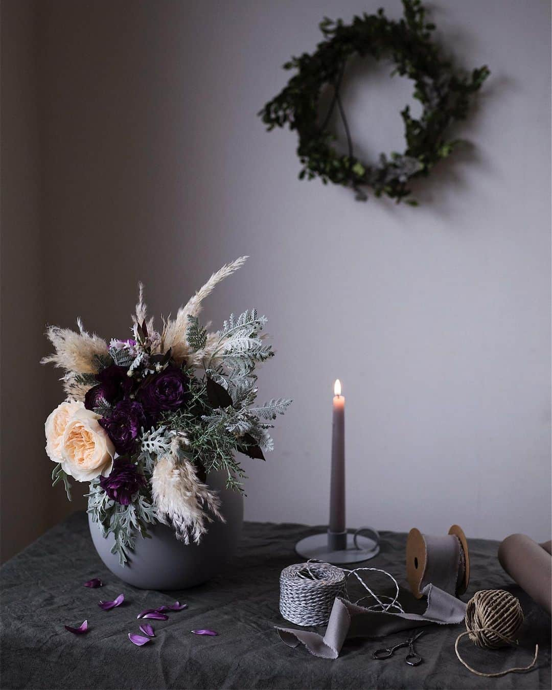 増田由希子さんのインスタグラム写真 - (増田由希子Instagram)「Getting ready to gift.🌟 #newweek #winter #christmassy #wreath #bouquet #winterbouquet #christmasgift #wrapping #christmas #englishrose プレゼントのラッピングを思案中 #クリスマス」12月16日 21時57分 - nonihana_