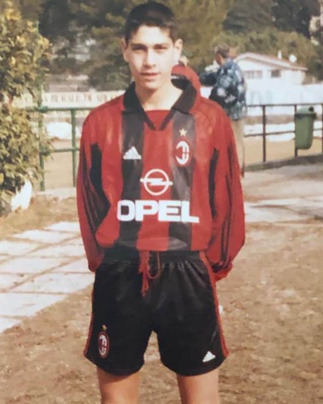 マルコ・ボリエッロのインスタグラム：「Rosso e Nero: due colori, una maglia che è mito. Posso dire, da professionista, di averla sempre onorata. Posso dire, soprattutto, di averla indossata. E, di questo, ne sarò sempre orgoglioso. Auguri @acmilan. Sei e sarai sempre una delle emozioni più belle della mia vita.  Marco  #passion120🔴⚫」
