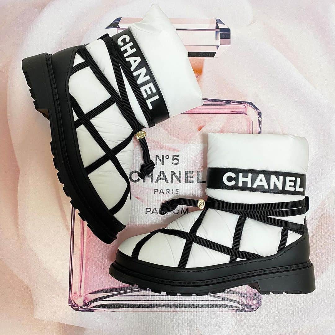 のインスタグラム：「@chanelofficial 💋 おnewのブーツ👢 デザイン半端なく可愛すぎる🥺💕 ぺたんこだし歩きやすいし😳‼️ #ヘビロテ  間違いなし😣👍✨ #love #chanel #ブーツ」