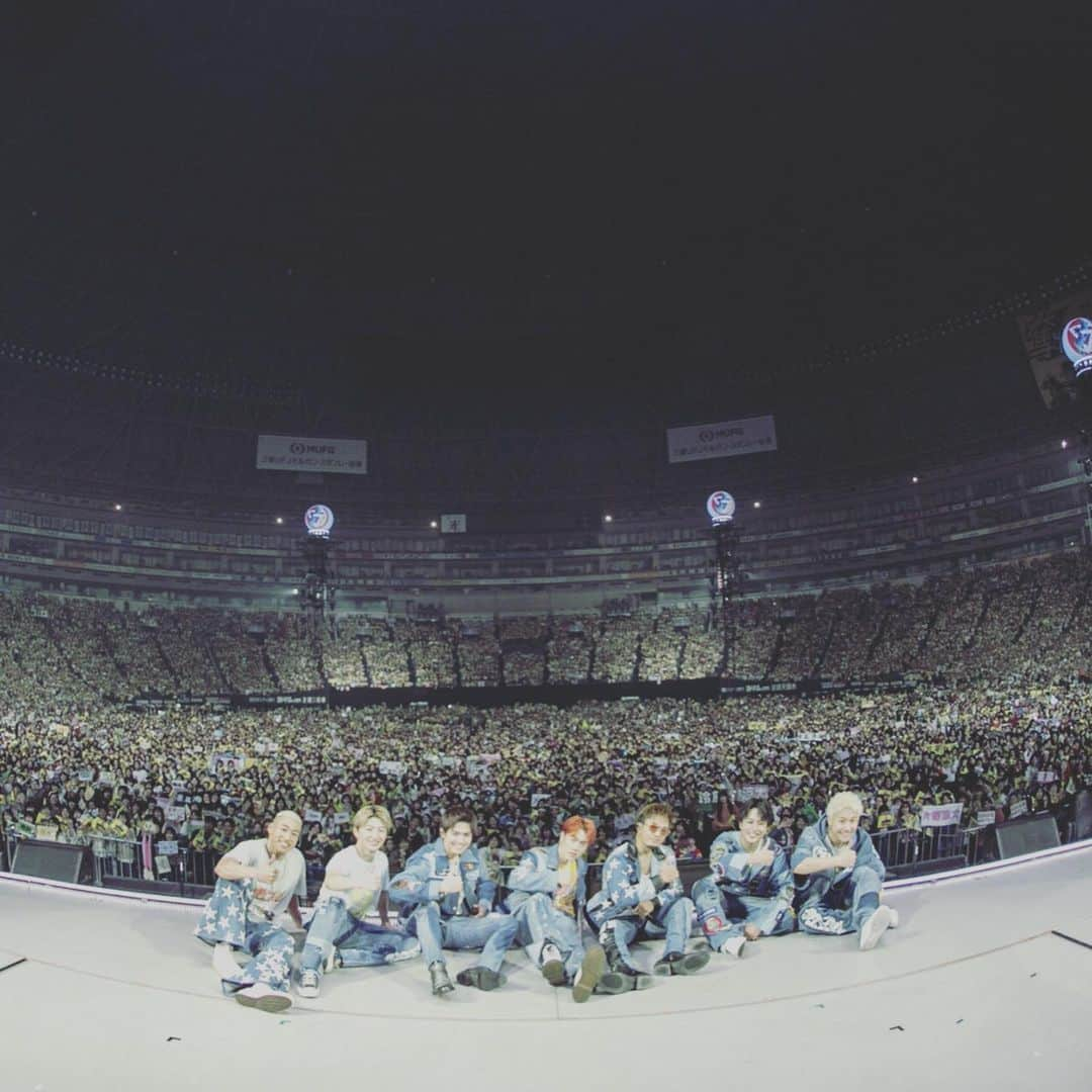 中務裕太さんのインスタグラム写真 - (中務裕太Instagram)「少年クロニクル 無事に全公演終えました‼️ 歌とダンスが無ければ 出会う事がなかった7人が 今"GENERATIONS"として 存在できる事の 有り難みをとても感じる ツアーになりました。。。 「少年クロニクル」 まさにメンバーそれぞれの 人生を投影したライブで GENERATIONSの生き様を 感じてもらえる ライブになっていたと思います。  支えてくださった スタッフの皆さん サポートメンバーの皆さん そして ファンの皆さん 本当に本当に ありがとうございました‼️ これからも7人で 皆んなに喜んでいただける エンターテイメント 届けられるように 努力していきます。  7人を繋いでくれた 歌とダンスに感謝。。。 #少年クロニクル #generations #一つ願いが叶うなら #このライブ #お客さんとして #観てみたいです #いいライブだったなぁ #来年も #楽しみにしててください」12月16日 22時10分 - yuta_nakatsuka_official