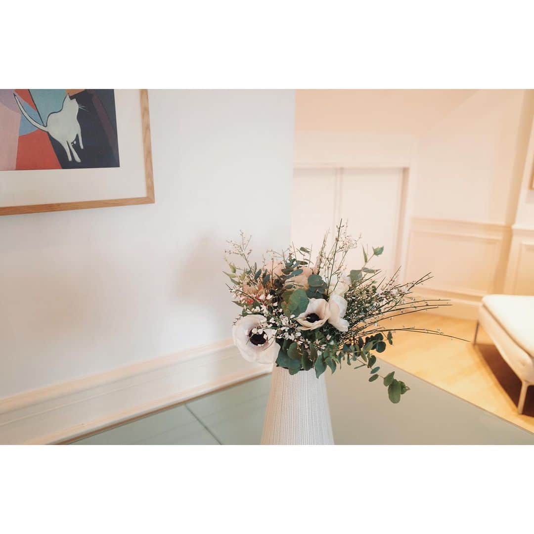 高山都さんのインスタグラム写真 - (高山都Instagram)「のんびりしたい後半の滞在はアパルトマンを移動して、また新しい地区に。 こっちでやってみたかったことのひとつ、ふらっと入った花屋さんで花を買いました。 部屋がそれだけで一気にご機嫌になるから不思議。 #都の旅の記録」12月16日 22時07分 - miyare38