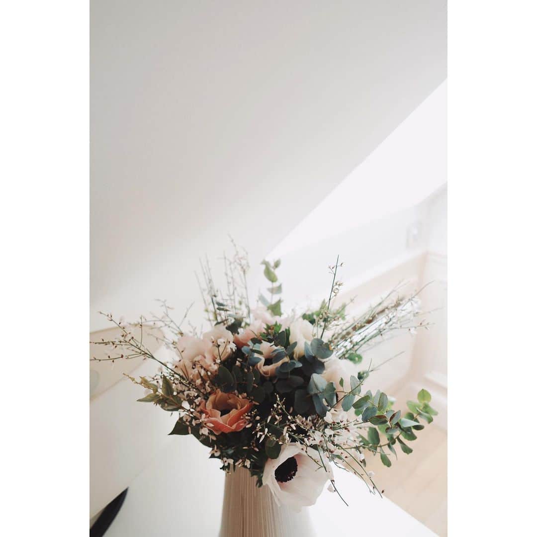 高山都さんのインスタグラム写真 - (高山都Instagram)「のんびりしたい後半の滞在はアパルトマンを移動して、また新しい地区に。 こっちでやってみたかったことのひとつ、ふらっと入った花屋さんで花を買いました。 部屋がそれだけで一気にご機嫌になるから不思議。 #都の旅の記録」12月16日 22時07分 - miyare38