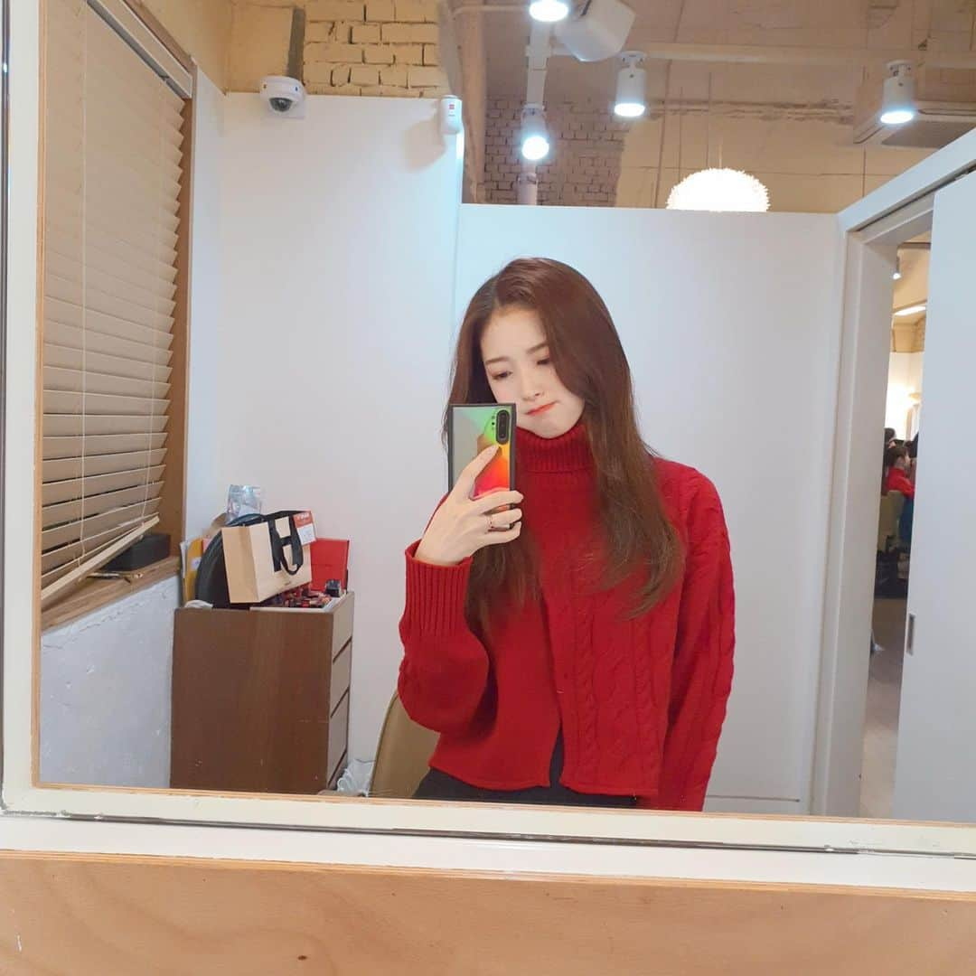 OH MY GIRLさんのインスタグラム写真 - (OH MY GIRLInstagram)「이렇게 입으니 벌써 크리스마스 같당..❣ ⠀ 🎄 ⠀ #아린 #미리메리크리스마스 #분위기 #따뜻하게입고다녀요 #내반쪽 #미라클」12月16日 22時08分 - wm_ohmygirl