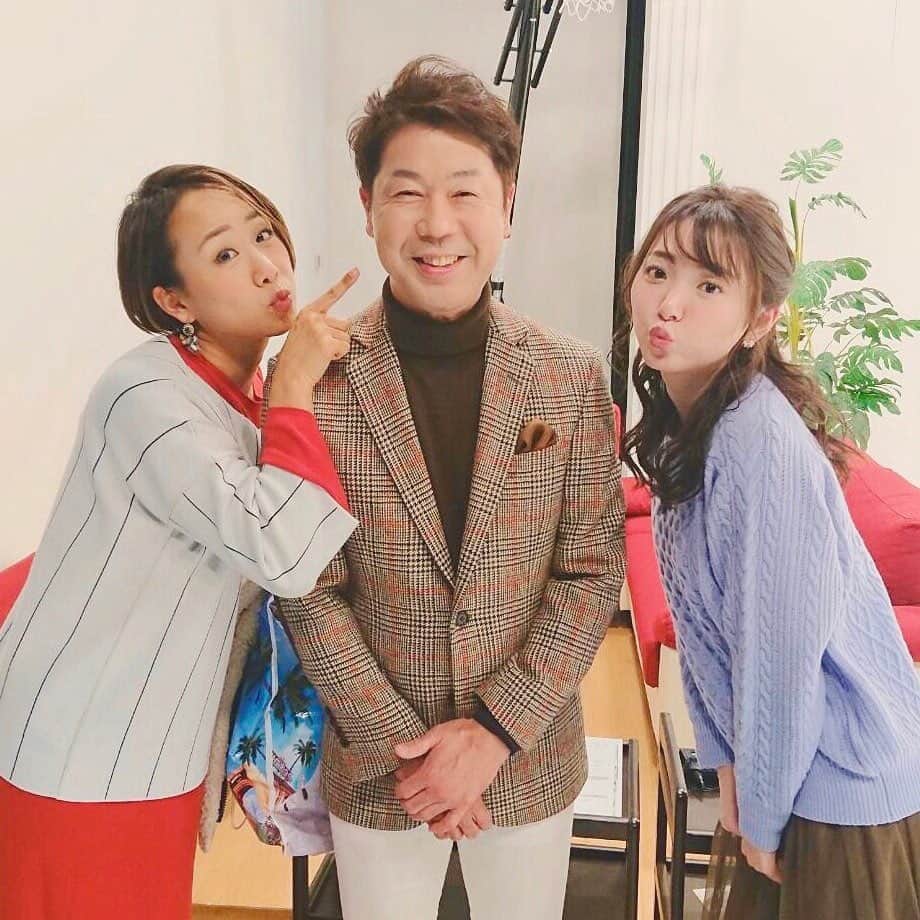 のインスタグラム：「#20191216﻿ ﻿ 年内のリフレッシュの放送は、﻿ 今週が最終週〜！🌱﻿ ﻿ ということで、﻿ 今年も月曜リフレッシュ﻿ ありがとうございました♡﻿ 江莉さん、ミツさんと✌︎✌︎﻿ (プラス稲垣さん。)﻿ ﻿ リフレッシュのスタジオ、﻿ クリスマス仕様になってて﻿ かわいいんです🎄✧﻿ フレッピーのサンタver﻿ 探してみてください🎅🏻♩﻿ ﻿ _____________________________________________ #石川さん情報liveリフレッシュ #石川テレビ #リフレッシュFamily #月曜日 #スタジオ」