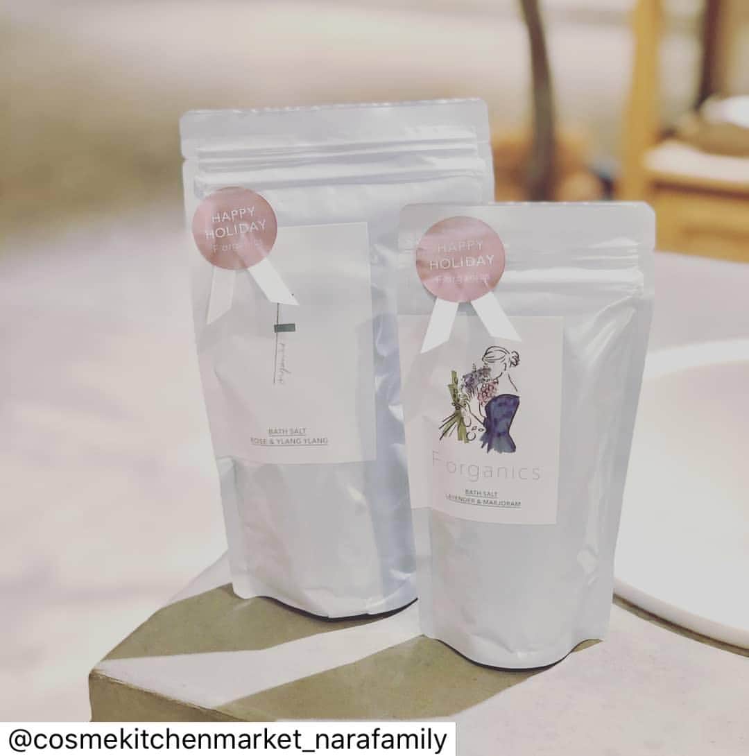のインスタグラム：「Cosme Kitchen Market（1Ｆ）ならファミリー店 . コスメキッチン マーケットならファミリー店でございます🌼﻿ ﻿ 前回に引き続き....﻿ ﻿ コスメキッチン" more than words" シリーズ﻿ をご紹介いたします💛 ﻿ バスタイムで心身ともにリラックスしながらスキンケアできるクレイバスソルト!﻿ ﻿ ﻿ 💜Forganics バスソルト　モアザンワーズ﻿ 　ラベンダー&マジョラムの香り(数量限定)﻿ ﻿ 200g 1,900円+税﻿ ﻿ ✨今注目のイラストレーター﻿ Foxcoこと渡邉香織さんによる﻿ 描き下ろしデザインです🖌️﻿ ﻿ 🌹Forganics バスソルト　ローズ&イランイランの香り﻿ ﻿ 200g 2,300円+税 / 400g 3,800円+税﻿ ﻿ ﻿ カラダを芯から温めるので入浴後も湯冷めしにくく保湿効果も高い✳️﻿ ﻿ シチリア岩塩とフランスブルターニュ海域のシーシルトクレイを使用しております！﻿ ﻿ 血行促進だけでなく発汗中に毒素を吸着し同時にミネラルを与えてなめらかな肌へと導きます❄️﻿ ﻿ ﻿ 乾燥や冷えが気になるこの季節に﻿ オススメの商品になっております😉﻿ ﻿ ﻿ 是非コスメキッチンマーケット　ならファミリー店にてお買い求めください🧡﻿ ﻿  #コスメキッチン #cosmekitchen #コスキチ #コスメキッチンマーケット#cosmekitchenmarket #オーガニックコスメ#オーガニックコスメ好きな人と繋がりたい  #ナチュラル#natural#オーガニック#organic#ならファミリー#narafamily#ならファ#narafa#zoro#ならファグラム ﻿#贈り物#ギフト」