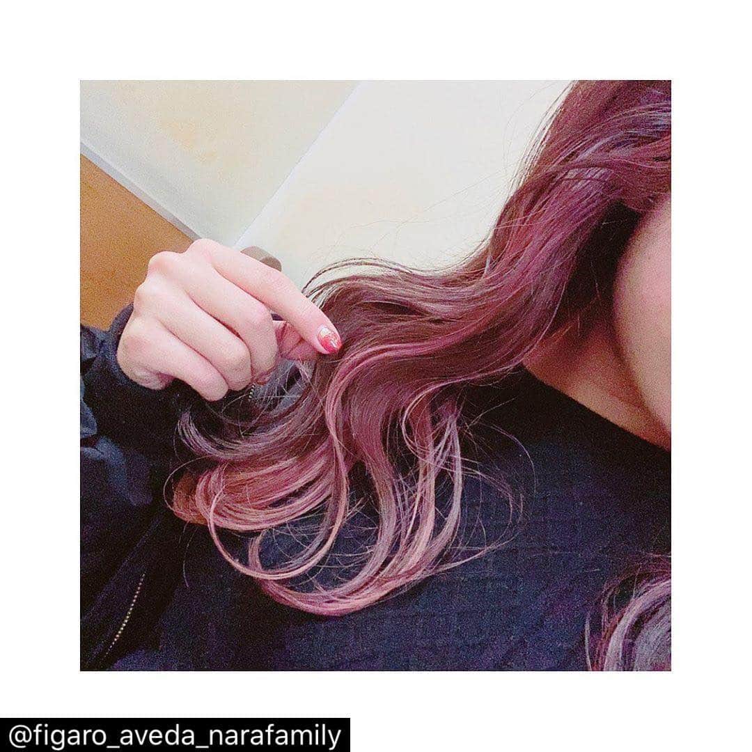 のインスタグラム：「Figaro AVEDA（1Ｆ）ならファミリー店 . かわいいインナーカラーしてもらいました😳💓💓 . . ＊＊＊＊＊＊＊＊＊＊＊＊＊＊＊＊＊＊＊＊＊＊＊＊＊＊＊＊＊＊＊＊＊＊＊＊＊＊＊＊＊＊ . . >>>> FIGARO AVEDA <<<< .  オーガニックサロン ☞93%自然界由来成分配合AVEDAカラー . . . . 奈良県の奈良ファミリー専門店内 トータルビューティーサロンです☺︎ . . . . . 営業時間10:00〜20:00  年中無休 . . . 【  ご新規様限定 】 . カラーカット >> 7980 +tax . パーマカット >> 7980 +tax . カラーヘッドスパ 20min >> 6980 +tax . . . ステキなヘア、アイラッシュ提案させて頂きます。 是非一度お任せください！！ . . . ご予約お待ちしてます✂︎✂︎✂︎✂︎ . . . ℡0742-30-0188 . . . . . . #ヘア#ヘアアレンジ#ヘアスタイル#ヘアカラー#インスタ映え#ファッション#hair#サロンモデル#美容室#インテリア#外国人風#カラー#love #instagood #aveda#アヴェダ#beauty#オーガニック#셀카#撮影#お洒落さんと繋がりたい#美容師#model#奈良ファミリー#ならファグラム#フォトジェニック#いいね返し . . ＊＊＊＊＊＊＊＊＊＊＊＊＊＊＊＊＊＊＊＊＊ ＊＊＊＊＊＊＊＊＊＊＊＊＊＊＊＊＊＊＊＊＊」