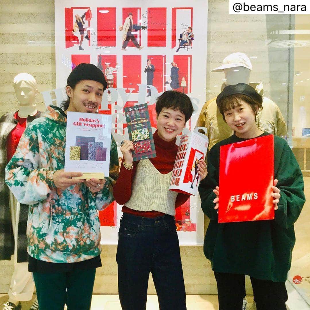 のインスタグラム：「BEAMS（1F）ならファミリー店 . 【information🎄】 . BEAMS各店でクリスマスキャンペーンを実施中です🎅 .  可愛い赤色のショッパーや、選べる4種類のギフト包装紙をご用意しています❣️ . 是非、この機会にBEAMS奈良店にお越し下さいませ☺️ .  #beams#ビームス #beamsplus#ビームスプラス #raybeams#レイビームス #beamsboy#ビームスボーイ #beamst#ビームスティー #beams_nara#ビームス奈良 #大和西大寺#ならファミリー #ならファグラム #日本#japan#奈良#nara」