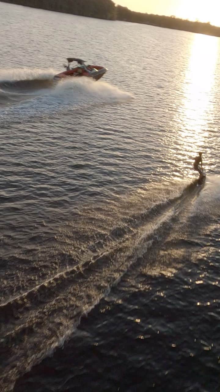 のインスタグラム：「Early Christmas present from @supra_boats 🎅🏽🎁 Just picked up brand new SA550 and had super fun set behind it!! Thanks to @supra_boats team and I love it❤️🔥 早めのクリスマスプレゼントが届きました🎅🏽🎁 新しいボート貰いました！皆んな遊びに来てね🤤👍🏻 📹: @agarabaghi」