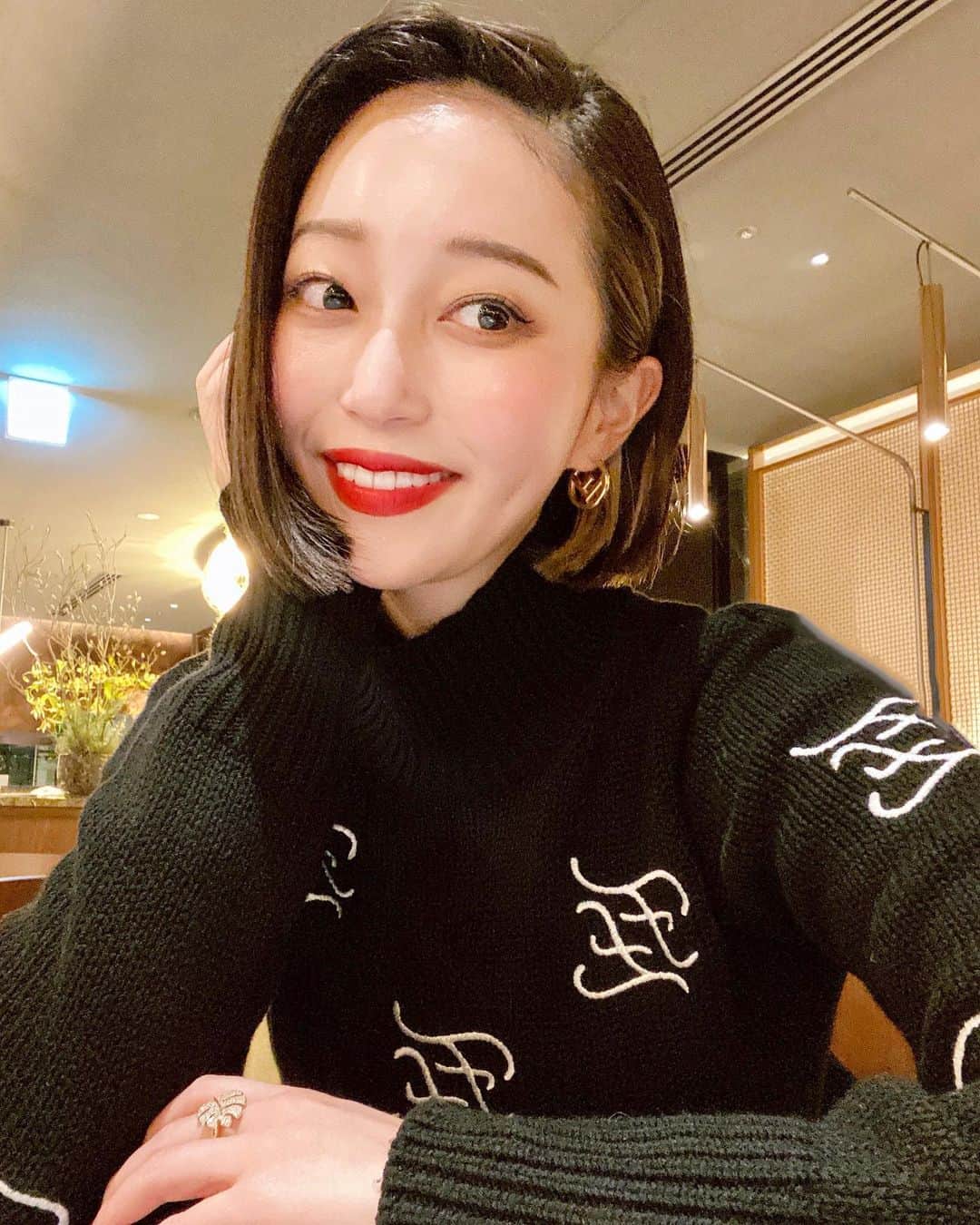 のインスタグラム：「今日もトレーニング行って 疲れたからもう寝ようかな😴 ・ ・ @musubi_salon で 新しいフェイシャルMENU受けて お顔上がったし艶々なった🥺 THANK YOU💆‍♀️♥️ #おやすみ #フェイシャル#エステ #艶肌#ツヤ肌」