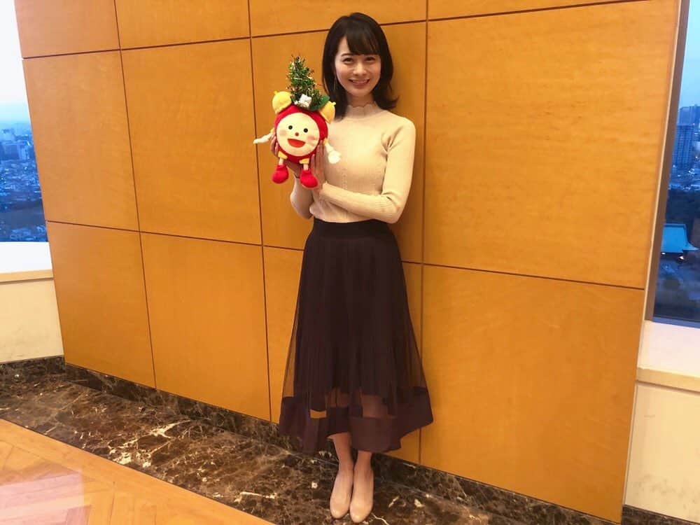 高見侑里さんのインスタグラム写真 - (高見侑里Instagram)「◡̈♥︎ 明日12/17(火)発売の「乃木坂46写真集 乃木撮VOL.02」について#白石麻衣 さん、#秋元真夏 さん、#堀未央奈 さん、#与田祐希 さん、#遠藤さくら さんにお話を伺わせていただきました✧﻿ ﻿ 詳しくは明日の#めざましテレビ をご覧ください♡﻿ ﻿ #乃木坂46 #乃木撮﻿ *﻿ トップス＆スカート...#Valmuer﻿ きれいな形のトップスとスカートの裾が少し透けていてかわいかったです☺︎」12月16日 22時25分 - yuri_takami_official