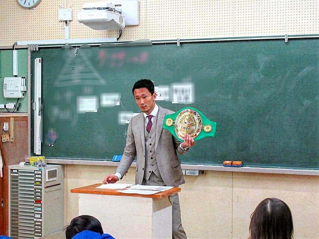 梅野源治のインスタグラム：「今日は静岡県藤枝市の小学校で夢の授業をしてきました✏️ #みんなの笑顔が力になる #感謝」