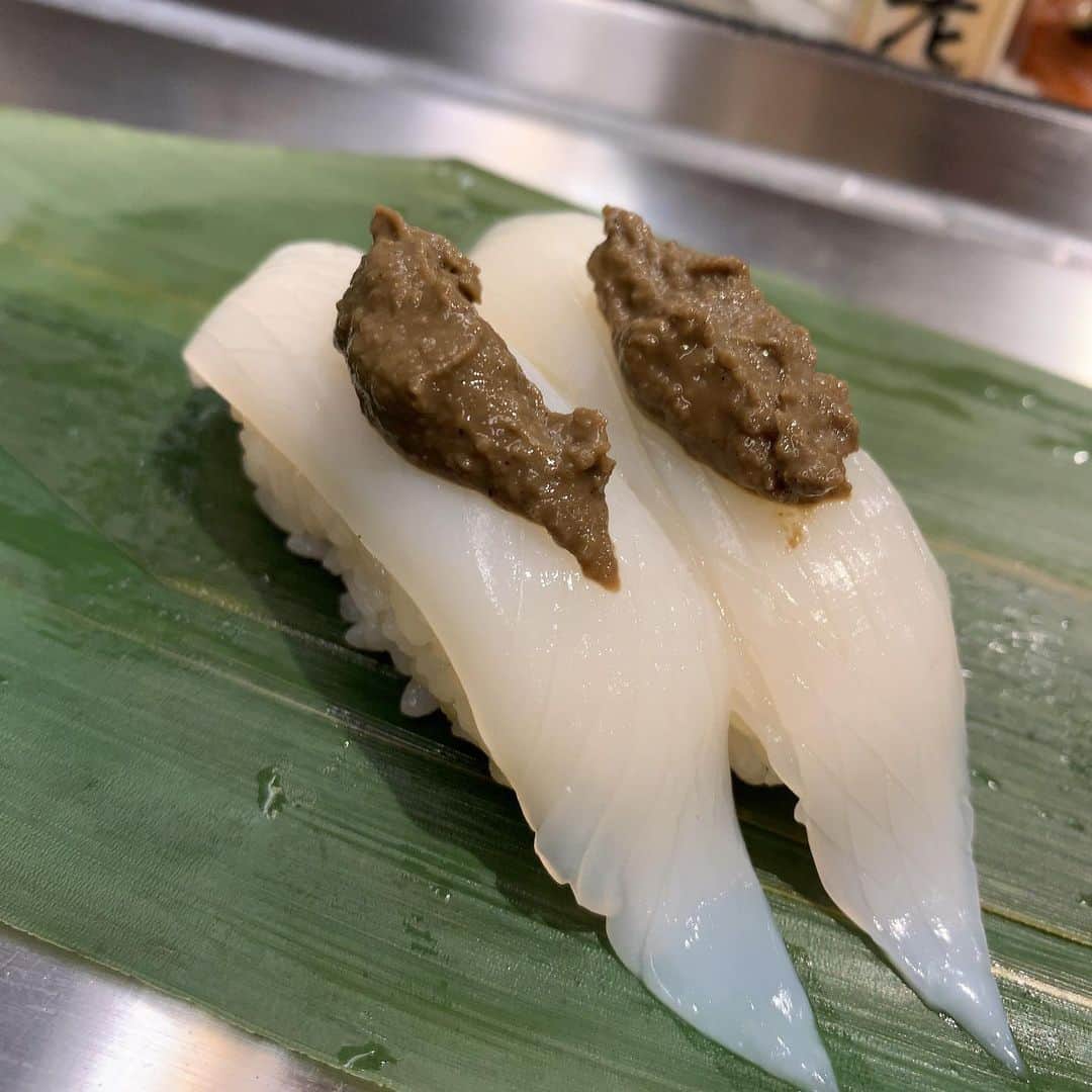 染谷俊のインスタグラム：「ひさびさ、東京。 センター街。 立ち飲み。 立ち食いずし。 行った。 やす！ うまっ！ さすがっ。  #魚がし」