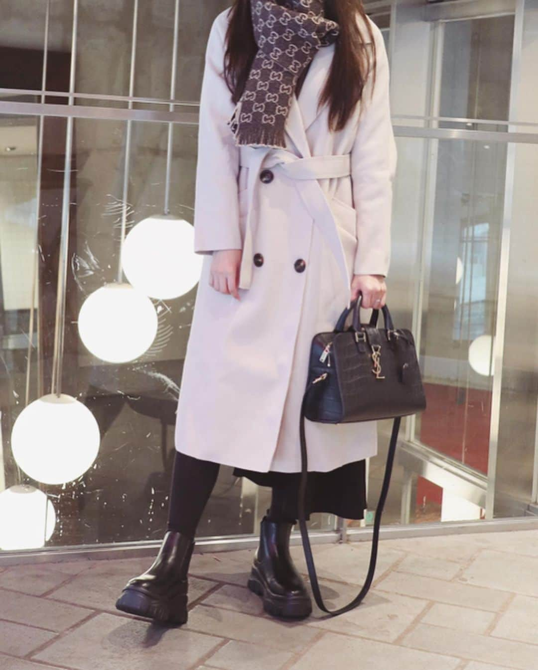 畑有里紗さんのインスタグラム写真 - (畑有里紗Instagram)「#arii_code ☃️ . coat @lilirena_ bag @ysl  boots @fabbyfabby_tokyo  muffler @gucci .  ウエストマークトレンチコートはアイボリー♡ コートは結構濃い色をたくさん持ってるので 綺麗目な格好のときに大活躍しそう🤗 グッチのマフラーはイタリアで購入🇮🇹🧣 リバーシブルなのがお気に入り❤︎ .  ブーツは今季も安定の歩きやすさで #fabbyfabby 率高め🥾 . .  #冬コーデ#今日のコーデ#デートコーデ#2019秋冬#ysl#fabbyfabby#グッチ#gucci#グッチマフラー #lilirena」12月16日 22時31分 - arii_m36