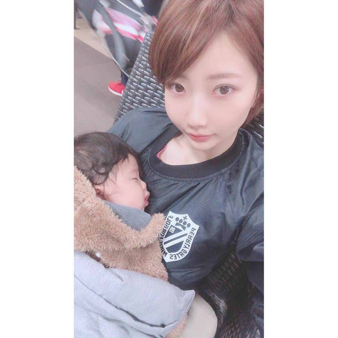 のインスタグラム：「﻿ 打ちっぱなし﻿ ﻿ 待機組。﻿ ﻿ ﻿ ﻿ ﻿ ﻿ #親バカ部ig_baby ﻿ #ベビーモデル　#親子モデル﻿ #令和ベビー﻿ #都内ママ﻿ #ゴルフ部　#女子ゴルフ﻿ ﻿ ﻿ ﻿ ﻿ ﻿ ﻿」