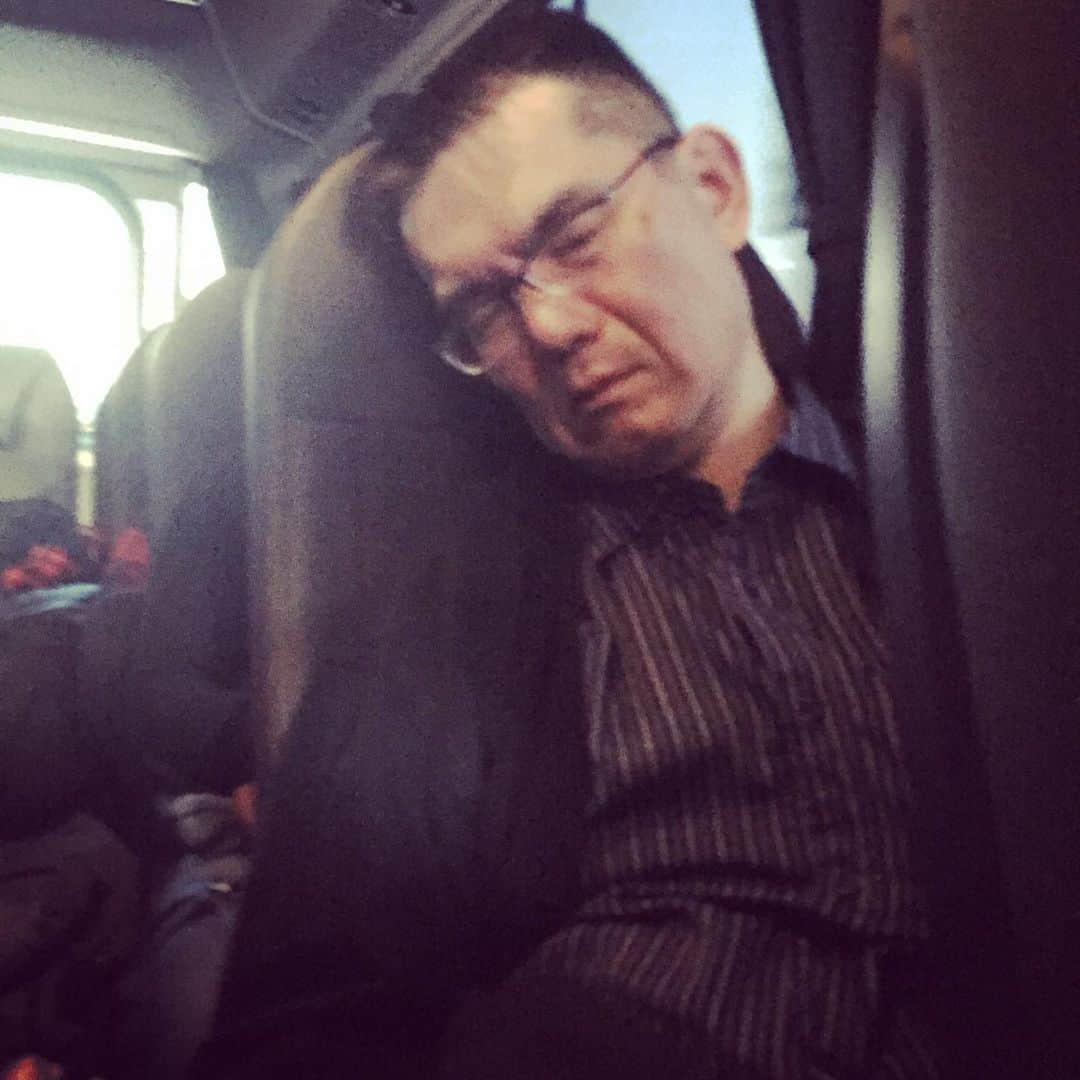ほんこんさんのインスタグラム写真 - (ほんこんInstagram)「営業帰りのバスにて 熟睡するシベリア文太師匠 #よしもと新喜劇  #シベリア文太 #営業帰り #バスにて #ほんこん」12月16日 22時45分 - hongkong2015_4_9
