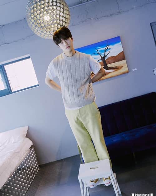 のインスタグラム：「Kim Do Wan @kimdwan_ for BNT Magazine October issue 💜 . . . . . #김도완 #KimDoWan#asianboy #맞팔 #셀스타그램 #셀카 #얼스타그램 #데일리 #선팔 #인스타그램 #koreanboy #l4l #f4f  #like4like  #おしゃれ #オシャレ #いいね返し #フォロー #韓国人 #韓国 #セルカ #自撮り #ファッ」
